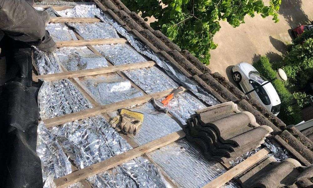 Nieuwe panlatten met dakpannen in Bavel