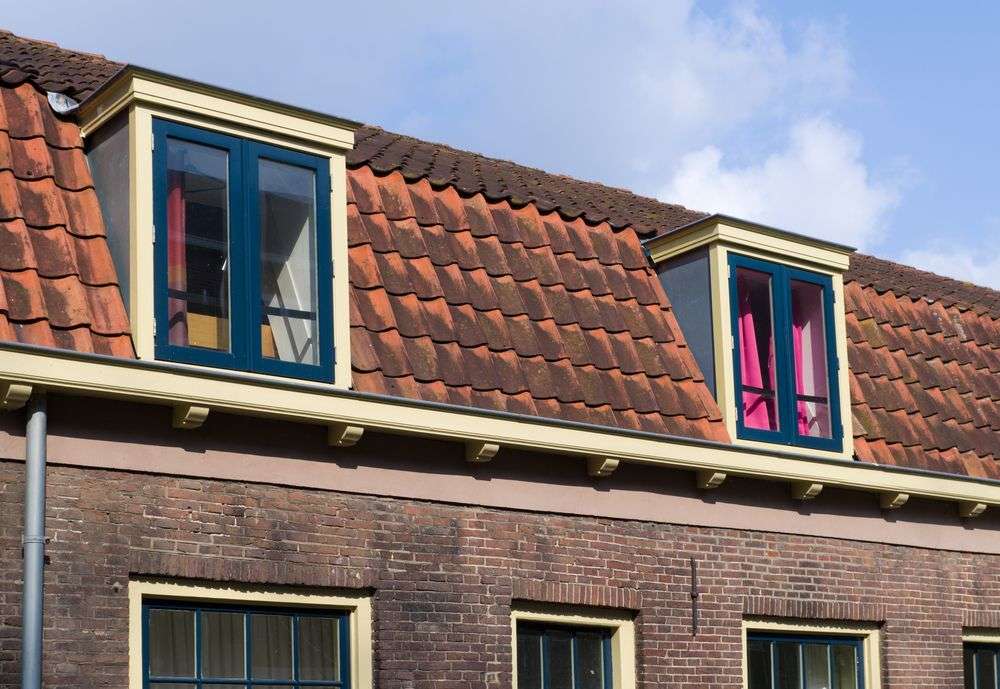 Oude dakpannen met mogelijke lekkage