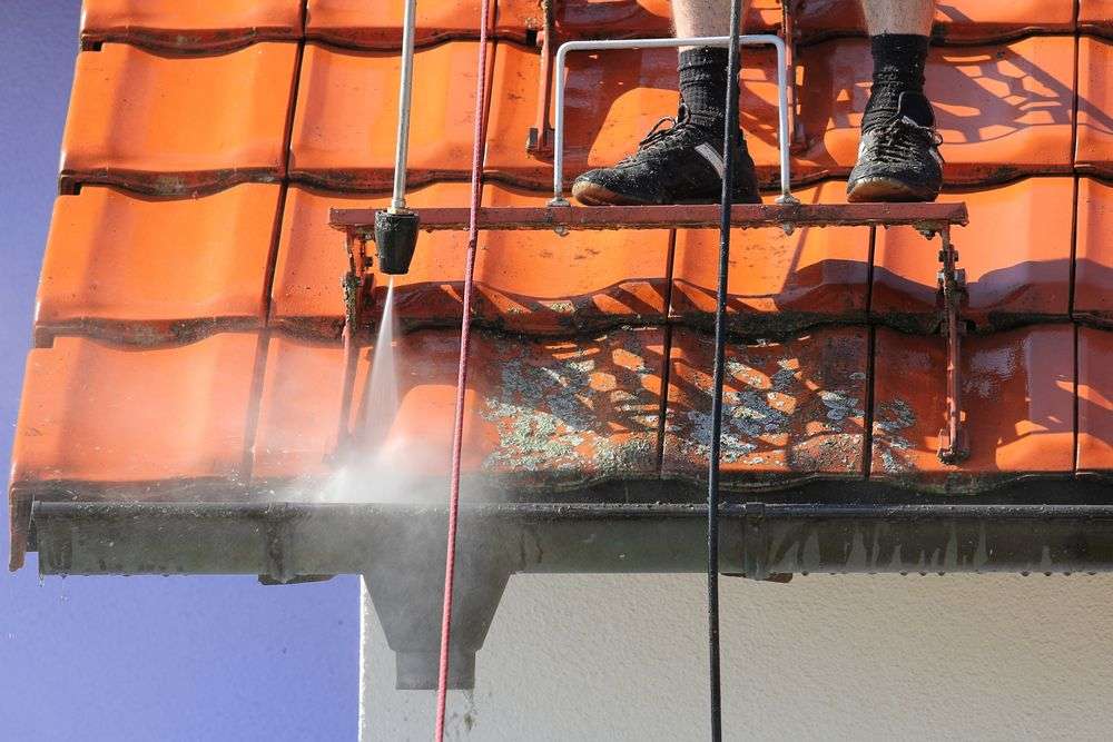 Reinigen van de dakpannen in 0161
